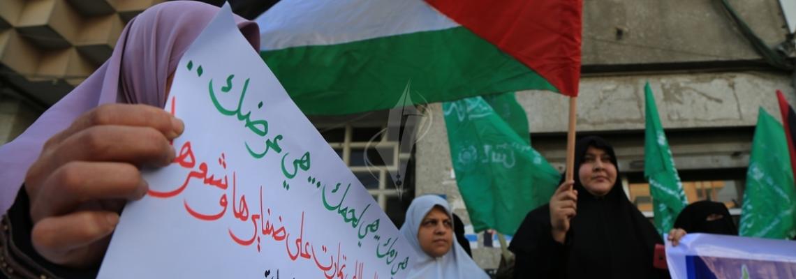 بالصور: الحركة النسائية لحماس في غزة تنظم وقفة تضامنية لمساندة انتفاضة القدس