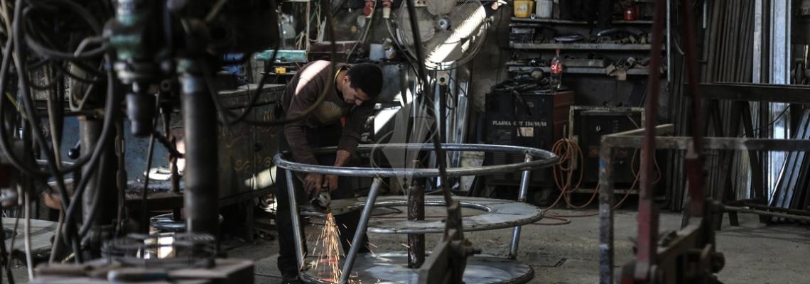 #صور حداد فلسطيني يقوم بصناعة "العاب تسلية" للأطفال في قطاع غزة ويعاني من نقص المواد اللازمة لصناعة تلك الألعاب بسبب الحصار الإسرائيلي