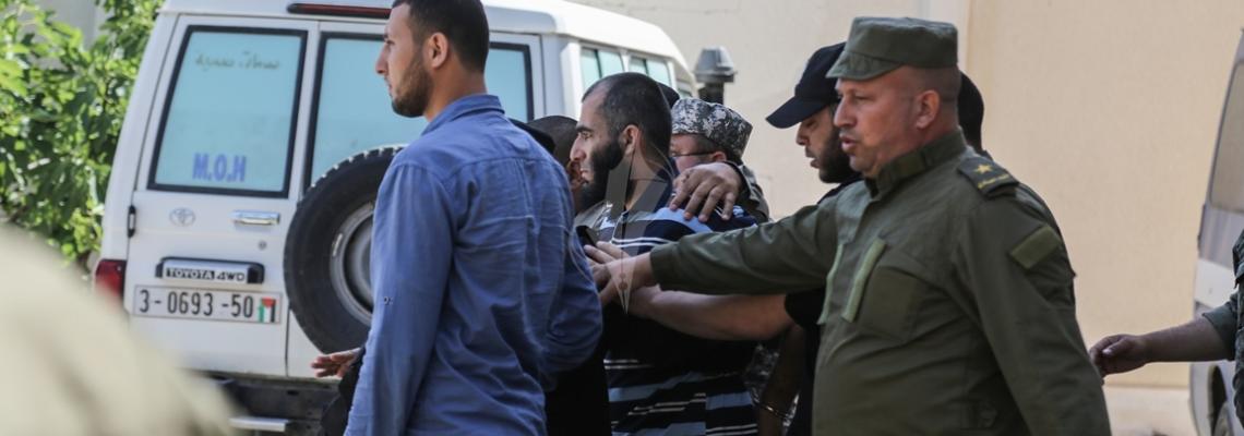 بالصور:قتلة فقها لحظة اصدار الحكم بحق في مقر القضاء العسكري غرب غزة