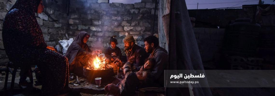 " المنخفض الجوي " الضيف الثقيل على فقراء غزة