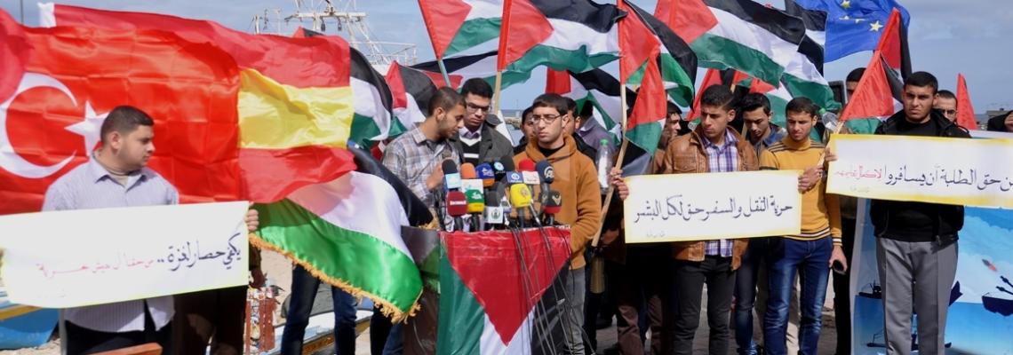 وقفة لطلاب الجامعات بميناء غزة للمطالبة برفع الحصار
