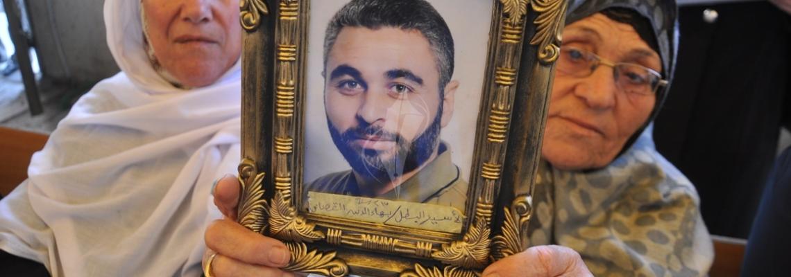 بالصور:اعتصام اهالى الاسرى امام الصليب الاحمر بمدينة غزة