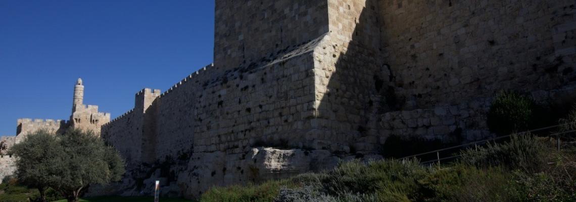 القدس - المنطقة الشمالية الغربية من مدينة القدس حيث يظهر سور المدينة الغربي و جامع القلعة المغلق منذ عام 1967و كنيسة الدورميشن.