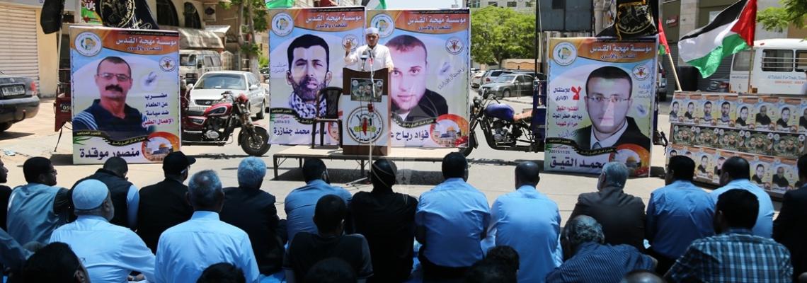 الجهاد تؤدي صلاة الجمعة أمام الصليب دعماً للأسرى المضربين عن الطعام