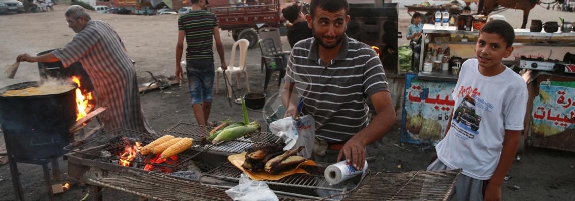 بالصور:"الذرة" توفر فرصة عمل لشبان وأطفال غزيين