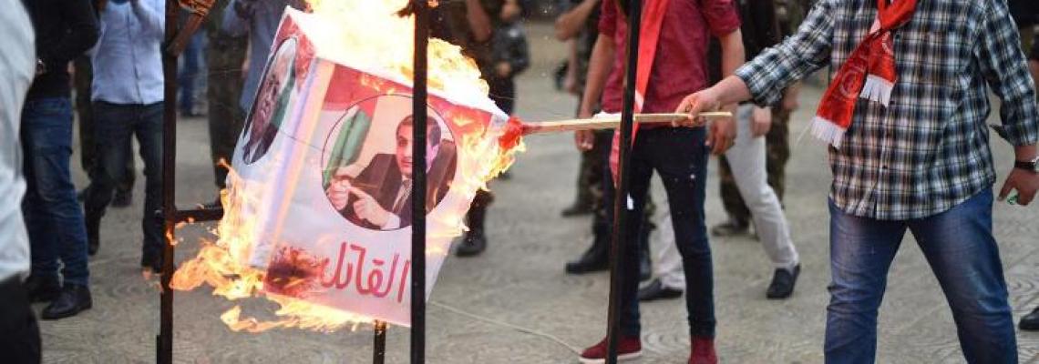 بالصور:الشعبية تحرق أبو مازن في غزة