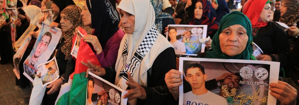 بالصور:اعتصام اهالى الاسرى امام الصليب الاحمر بمدينة غزة