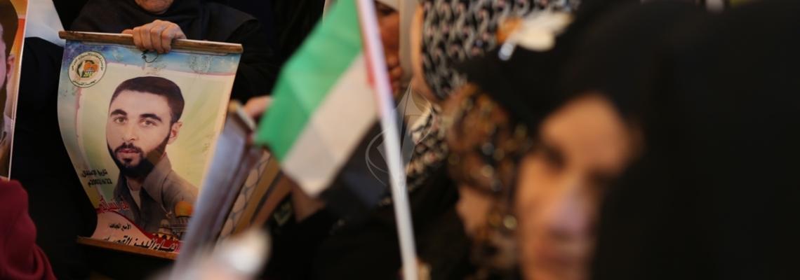 بالصور:اعتصام اهالى الاسرى امام الصليب الاحمر بمدينة غزة