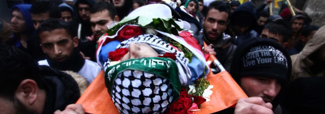 بالصور:- مواطنون يشيعدون جثمان الشهيد عز الدين رداد 21عاما من بلدة صيدا شمال طولكرم.