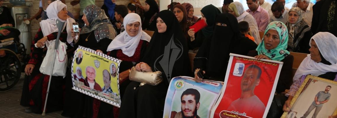 بالصور:اعتصام اهالى الاسرى امام الصليب الاحمر بمدينة غزة