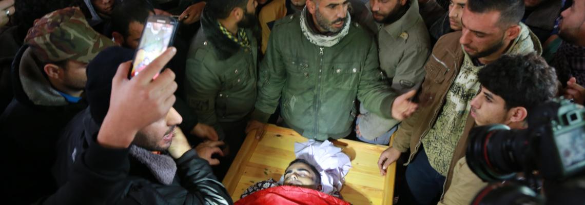 جماهير غفيرة تُشيع جثمان الشهيد حسان الذي قتل برصاص الجيش المصري