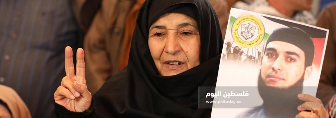 اعتصام اهالى الاسرى امام مقر الصليب الاحمر بمدينة غزة