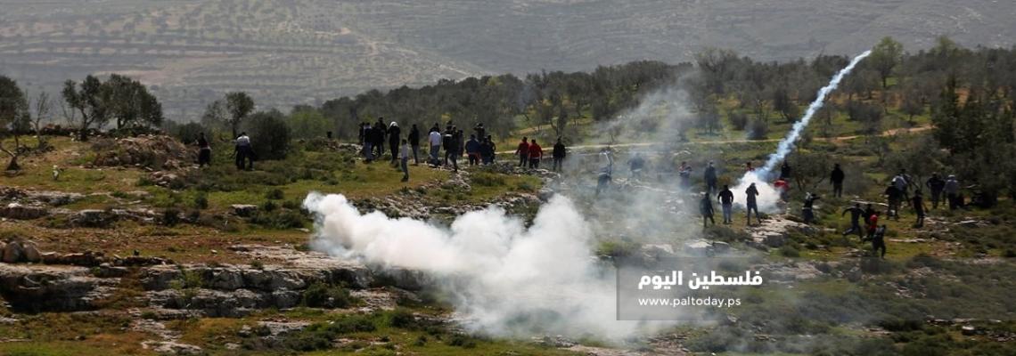 مواجهات بين الشبان وجنود الاحتلال الاسرائيلي في جبل العرمة شرق بيتا خلال تصدي أهالي البلدة لاقتحام المستوطنين للجبل