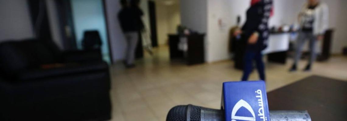 بالصور:اقتحام قوات الاحتلال لمقر فضائية "فلسطين اليوم وشركة ترانس ميديا  واغلاقه في رام الله