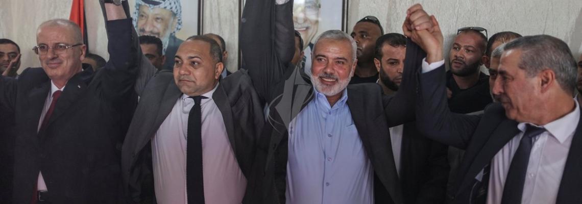 بالصور:رئيس الوزراء والوفد المرافق خلال زيارتهم لمنزل عضو اللجنة المركزية في فتح أحمد حلس شرق غزة