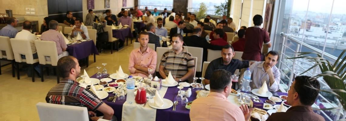 بالصور:افطارا جماعيا تنظمها منظمة الصليب الاحمر بغزة للإعلاميين الفلسطينيين