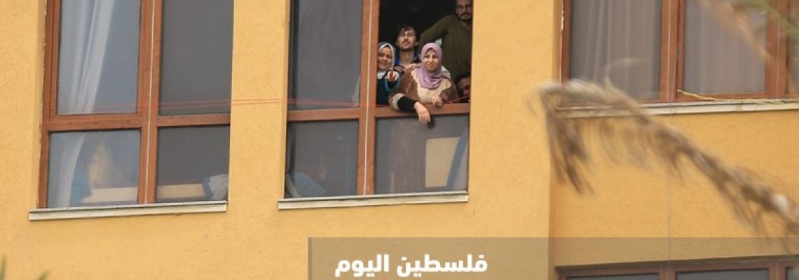 لقطات للمستضافين في فندق المتحف وهم يطلون من النوافذ خلال قضائهم فترة الحجر الصحي