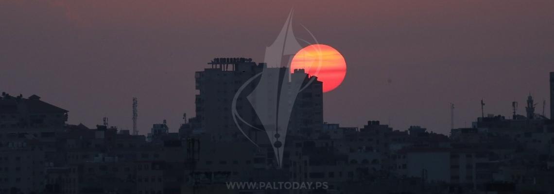 شروق الشمس فوق مدينة غزة