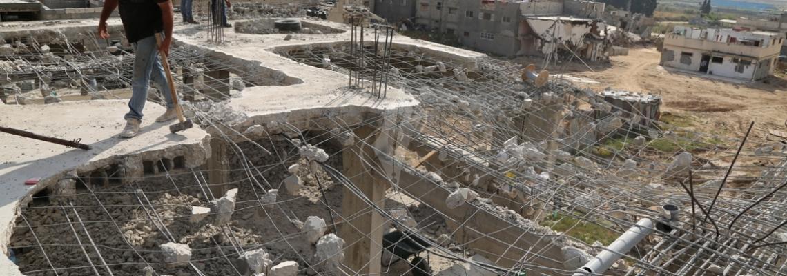 بالصور:في عيدهم.. ركام المنازل فرصة عمل مؤقتة للعمال الغزيين