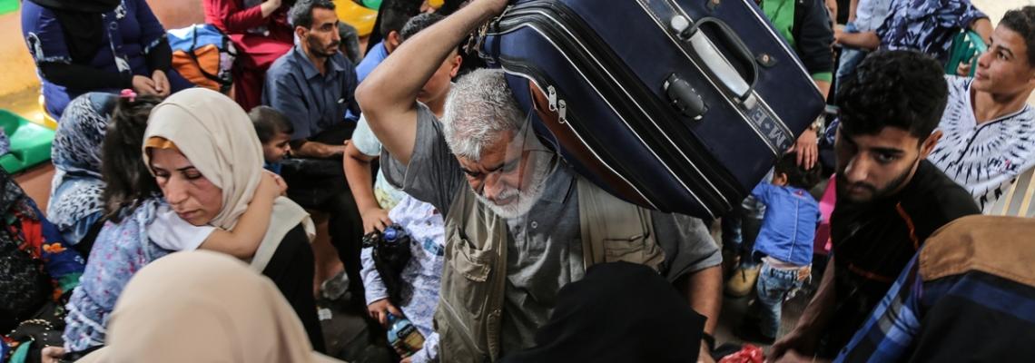 بالصور:مئات المسافرين ينتظرون في صالة أبو يوسف النجار بخانيونس تمهيداً لنقلهم لمعبر رفح