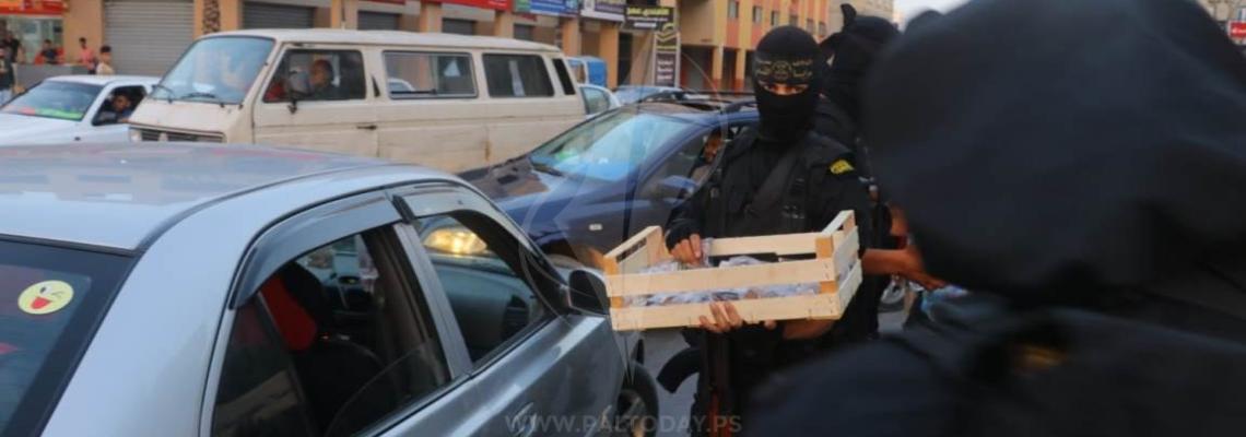 مقاومون يوزعون التمور والماء على الصائمين غرب مدينة غزة