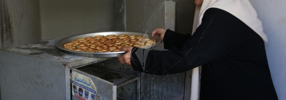 بالصور:نساء فلسطينيات يجهزن كعك العيد بغزة