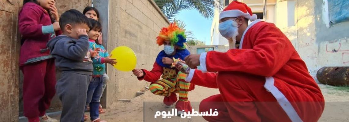فلسطينيون يرتدون زى بابا نويل يوزعون الهدايا على الاطفال بخان يونس مع نهاية عام 2020