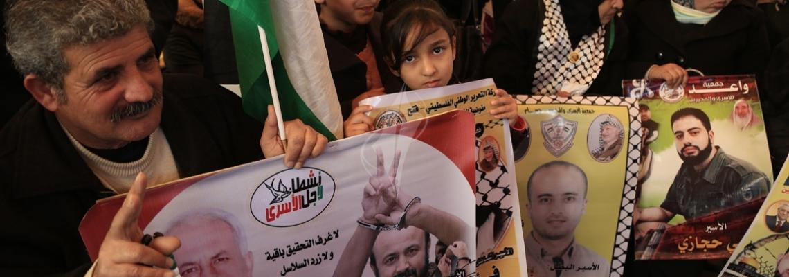 بالصور:اعتصام اهالى الاسرى امام مقر الصليب الاحمر بمدينة غزة