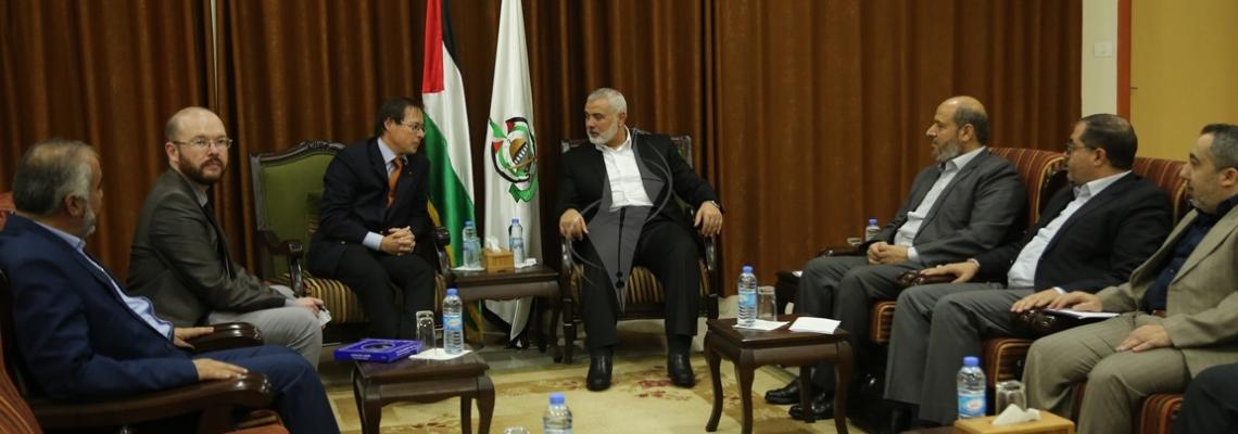 بالصور:هنية يلتقي السفير الروسي في مكتبه في قطاع غزة