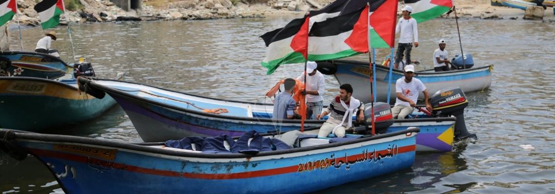 بالصور:مرضى غزة يبحرون في البحر مطالبين بممر مائي يسافرون من خلاله لتلقي العلاج