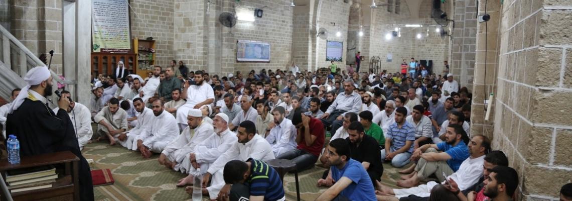 بالصور:شعائر احياء ليلة القدر وصلاة التراويح من المسجد العمرى بغزة
