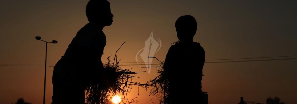 بالصور:أطفال غزة يلهون وقت الغروب بغزة