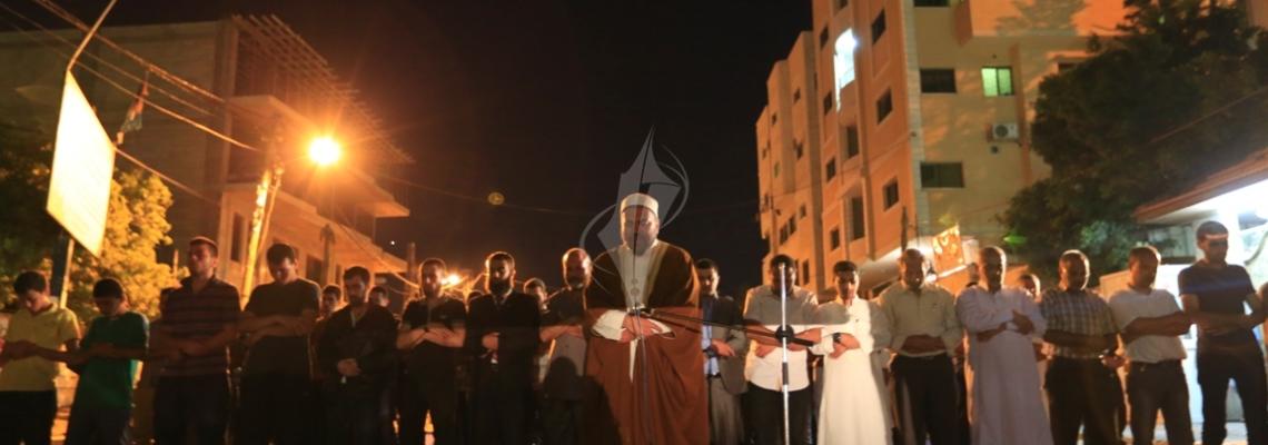 بالصور:مؤسسة مهجة القدس تقيم صلاة تهجد لنصرة لشيخ خضر عدنان امام الصليب الاحمر فى غزة