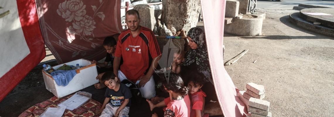 بالصور:عائلة من رفح تسكن الأسفلت في غزة