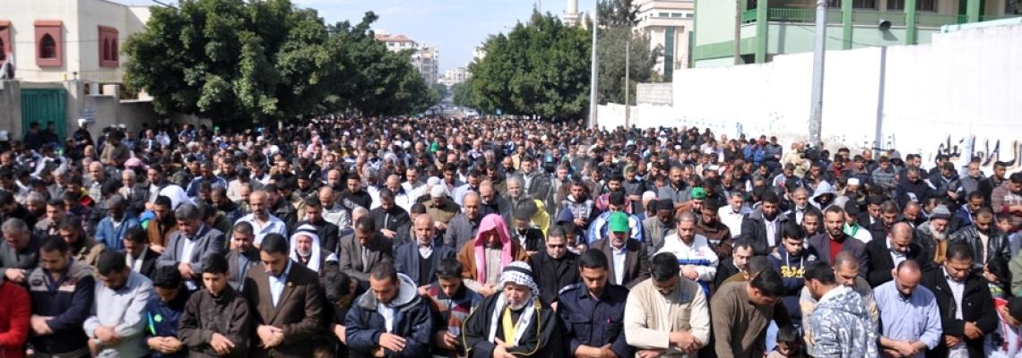 مئات الغزيين يصلون الجمعة قبالة السفارة المصرية