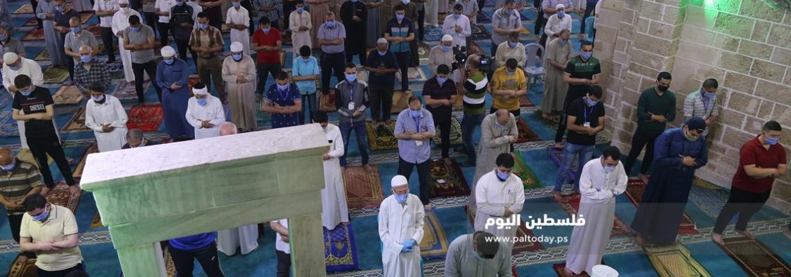 غزيًّون يؤدون أول صلاة جمعة في المساجد منذ مارس الماضي بسبب فيروس كورونا