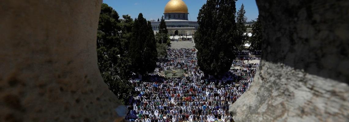  القدس - عشرات الآلاف يتوافدون إلى الاقصى لأداء "الجمعة الثانية" من رمضان.