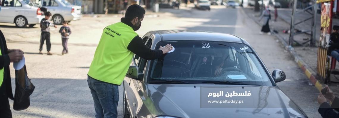 انطلاق الحملة الوطنية لمواجهة جائحة كورونا بتوزيع ملصقات على السيارات فى شوارع قطاع غزة 