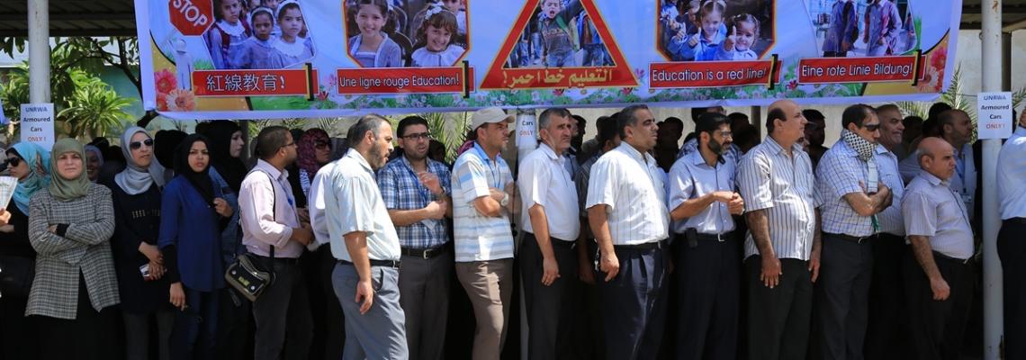 بالصور:اعتصام لموظفي الأنروا أمام مقرها الرئيسي بمدينة غزة