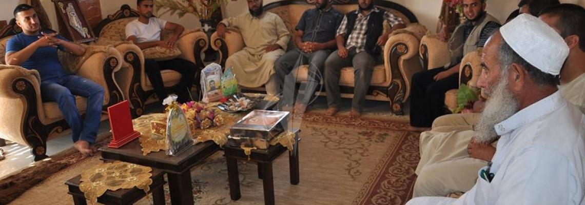 بالصور:الجهادبرفح يزور عوائل الشهداء والاسرى بحلول شهر رمضان ضمن حملة تكافل الخير