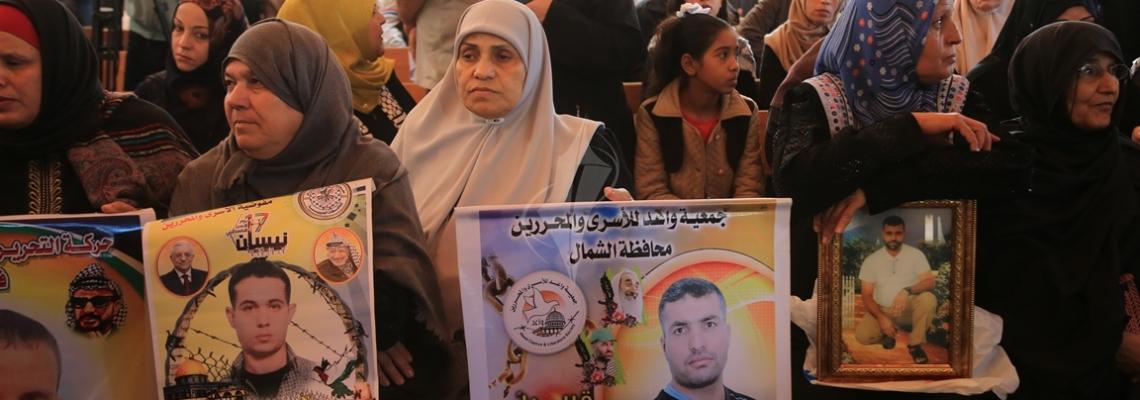 بالصور:اعتصام اهالى الاسرى امام الصليب الاحمر فى مدينة غزة