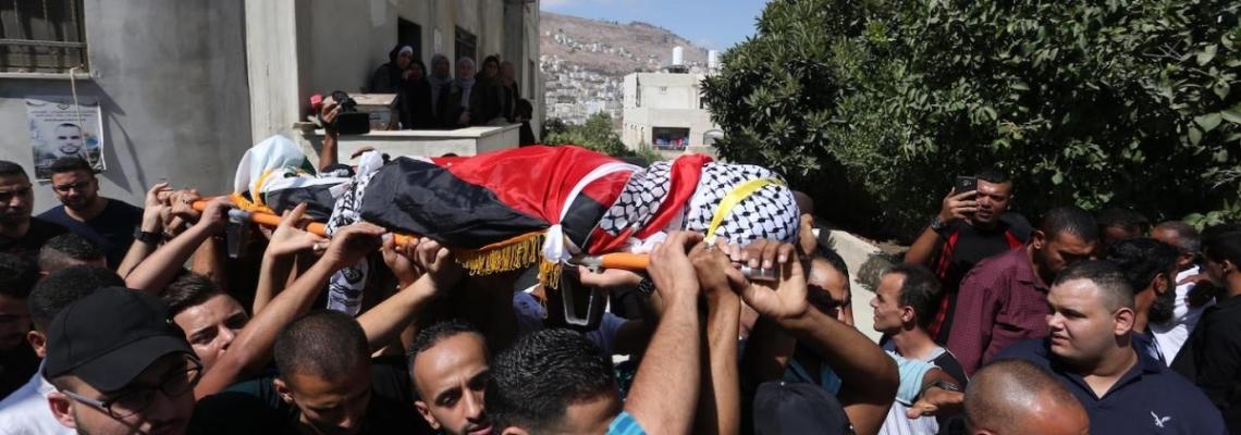  مواطنون يشيعون جثمان الشهيد محمد فوزي عدوي (36 عاما) الى مثواه الاخير في مخيم بلاطة بعد إحتجاز جثمانه لمدة 8 شهور