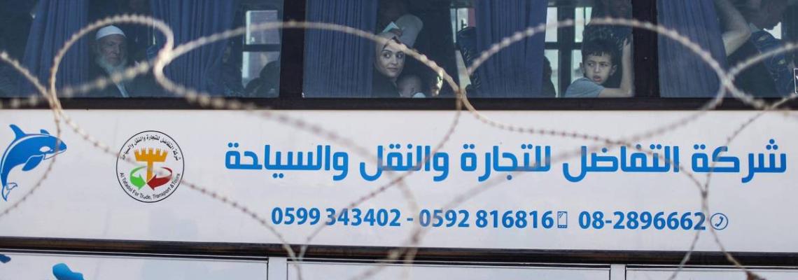 بالصور: مواطنون يتكسدون أمام معبر رفح البري استعدادا للسفر  أول يوم لفتحه