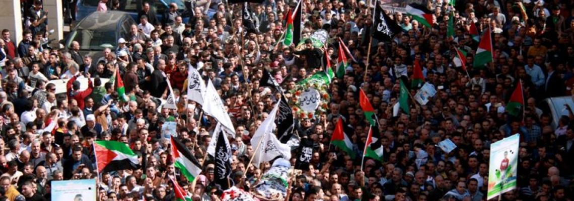 بالصور:جماهير حاشدة بالخليل تشيع جثامين الخمسة شهداء الذين أعدمتهم قوات الاحتلال بدم بارد"تصوير: سمر بدر"