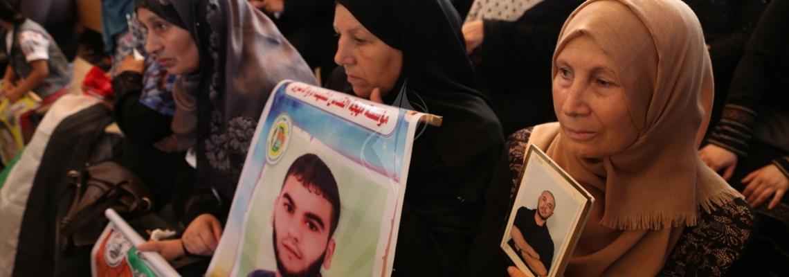 بالصور: اعتصام أهالي الأسرى الأسبوي في مقر الصليب الأحمر بغزة