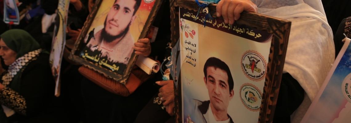 بالصور:اعتصام أهالي الأسرى في سجون الاحتلال أمام مقر الصليب الأحمر بغزة