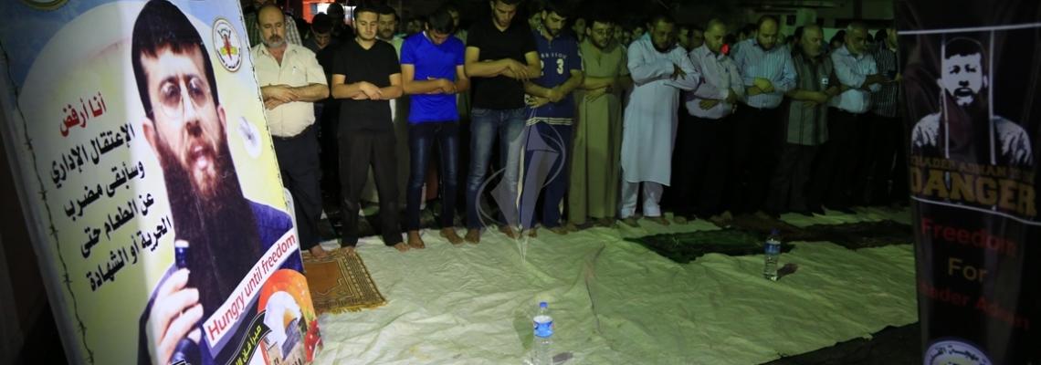 بالصور:الجهاد تقيم صلاة التراويح أمام مكتب المندوب المفوض السامي لحقوق الانسان بغزة وتضامن مع الشيخ المضرب خضر عدنان