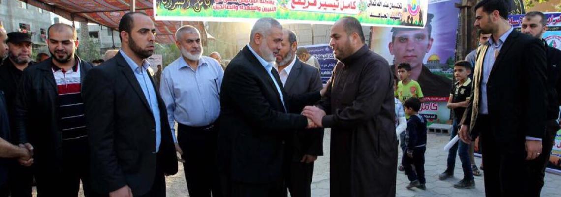بالصور:قيادة حركة حماس بغزة  تؤدي واجب العزاء للشهيد كامل قريقع أحد مجاهدي سرايا القدس في  وحدة الهندسة والتصنيع الحربي