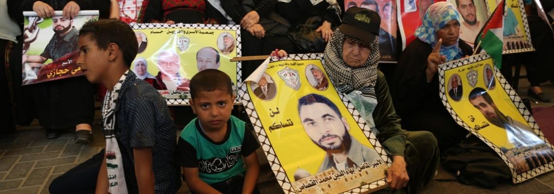 بالصور:اعتصام اهالى الاسرى امام الصليب الاحمر بمدينة غزة