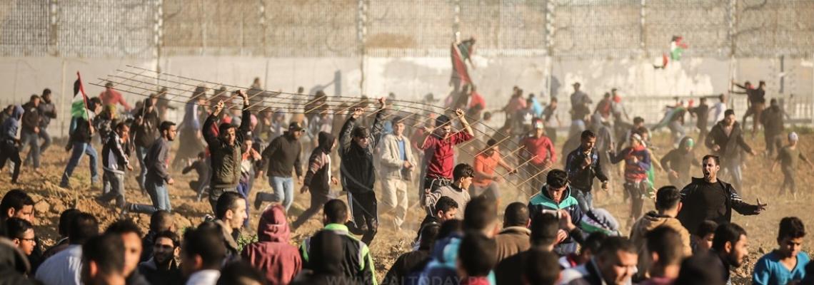 مواجهات بين الشبان الفلسطينيين وقوات الاحتلال الإسرائيلي خلال فعاليات مسيرة العودة